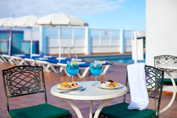 Bar en bord de piscine