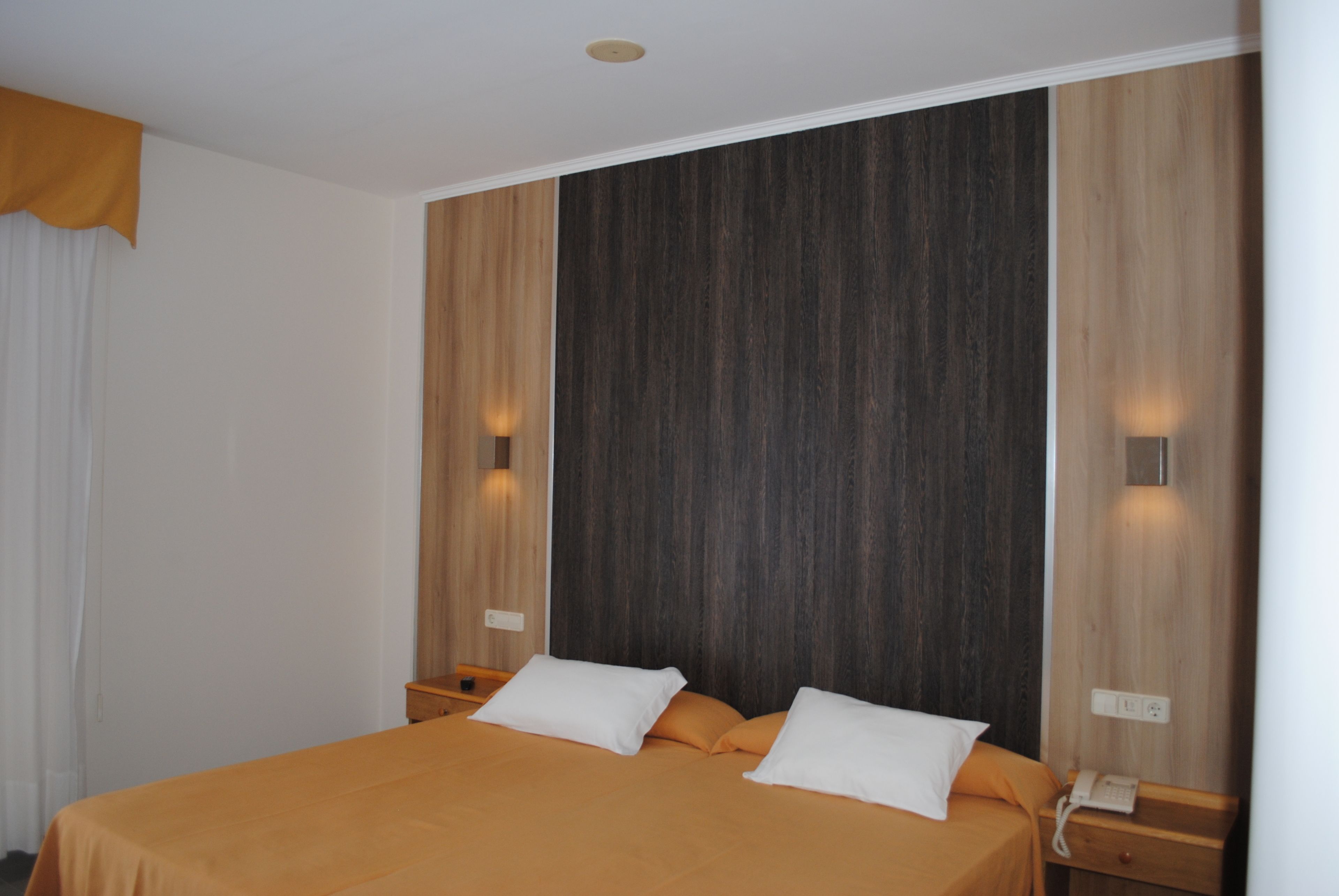 standard double room | 1 bedroom, in-room safe, desk, soundproofing