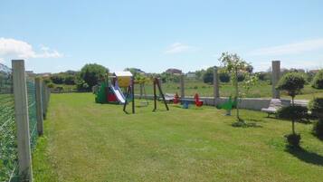 Zona de juegos infantil al aire libre