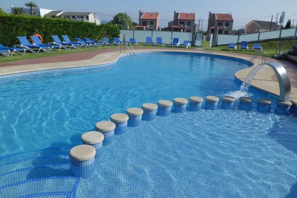 Piscina all'aperto, ombrelloni da piscina, lettini