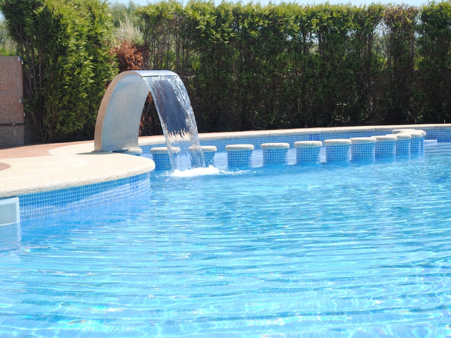 Una piscina al aire libre (de 10:00 a 20:00), sombrillas, tumbonas