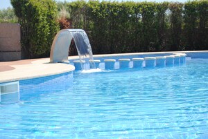 Una piscina al aire libre (de 10:00 a 20:00), sombrillas, tumbonas