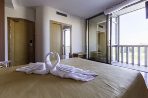 Habitación doble superior | Caja fuerte, escritorio, sistema de insonorización y cunas (de pago)