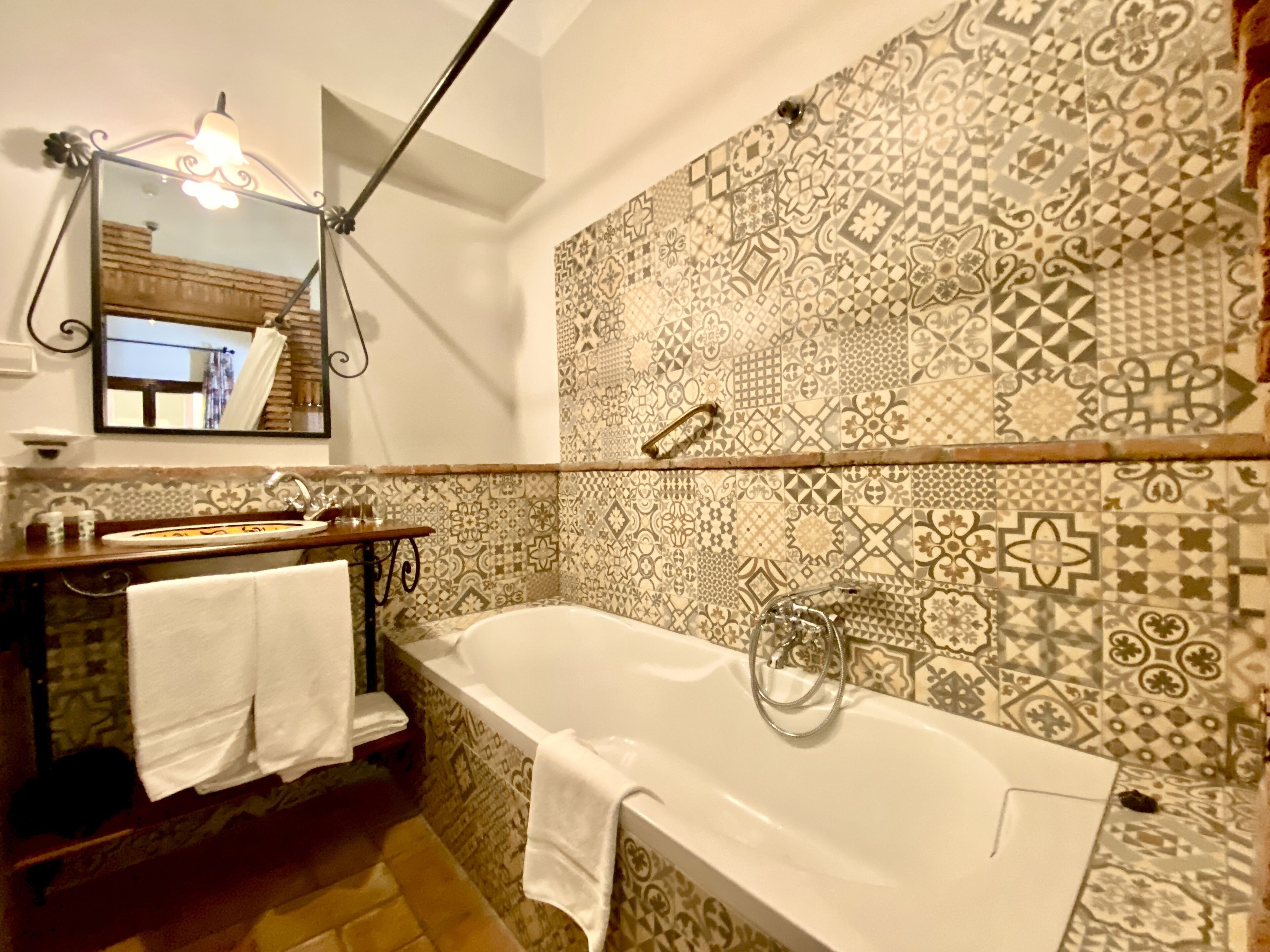 deluxe double room | bathroom | combined shower/bathtub, eco-friendly toiletries, hair dryer, bidet