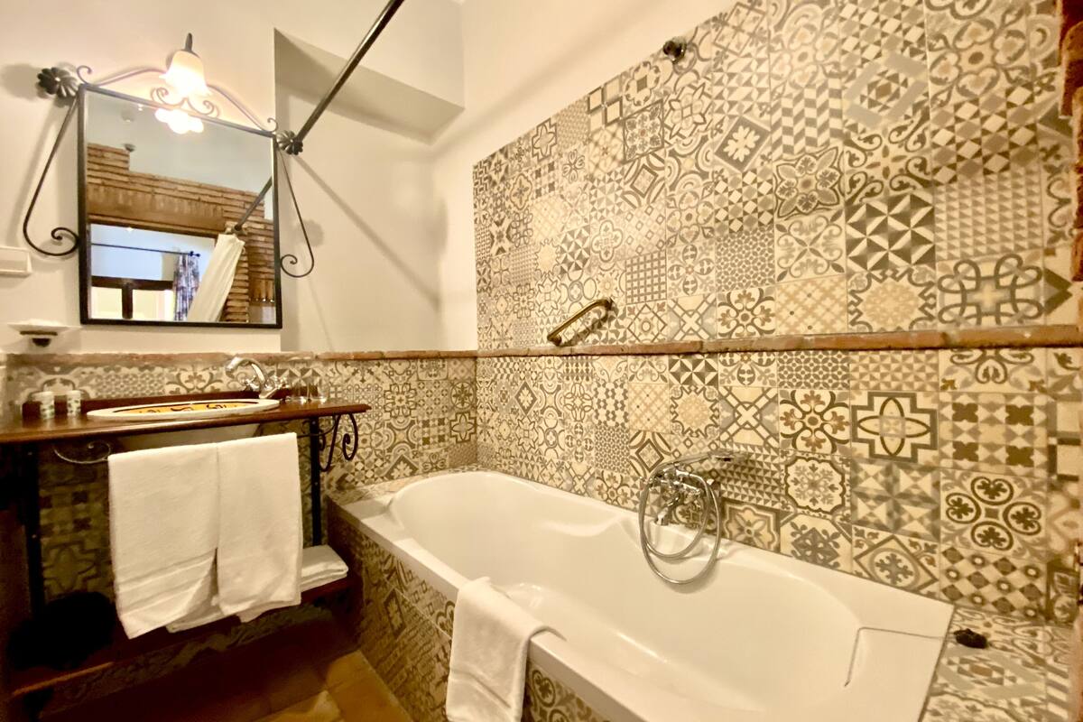 deluxe double room | bathroom | combined shower/bathtub, eco-friendly toiletries, hair dryer, bidet