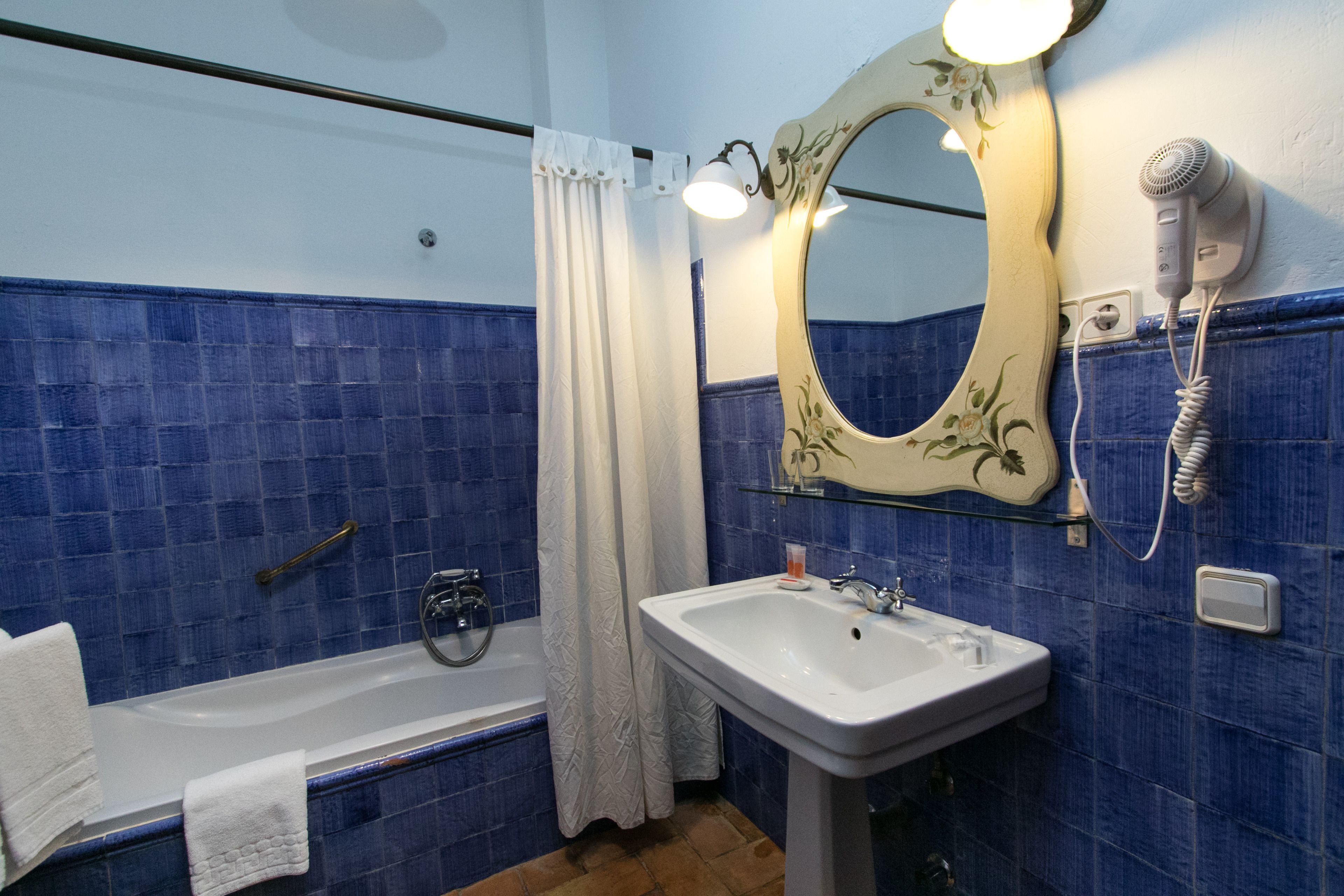 double room | bathroom | combined shower/bathtub, eco-friendly toiletries, hair dryer, bidet