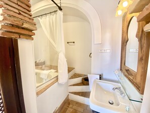 Chambre Deluxe double | Salle de bain | Ensemble baignoire-douche, articles de toilette écologiques