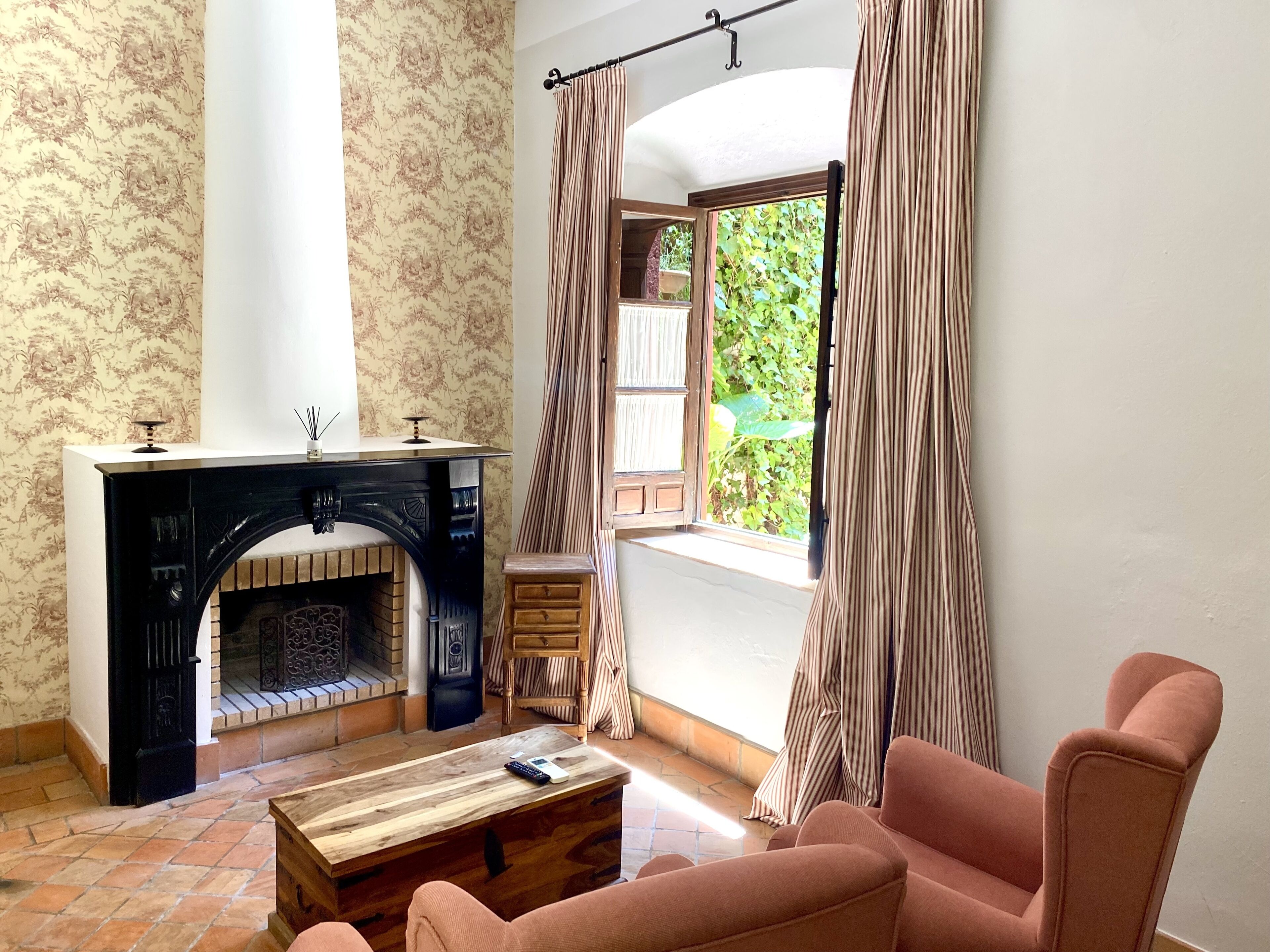 deluxe double room | living area | flat-screen tv