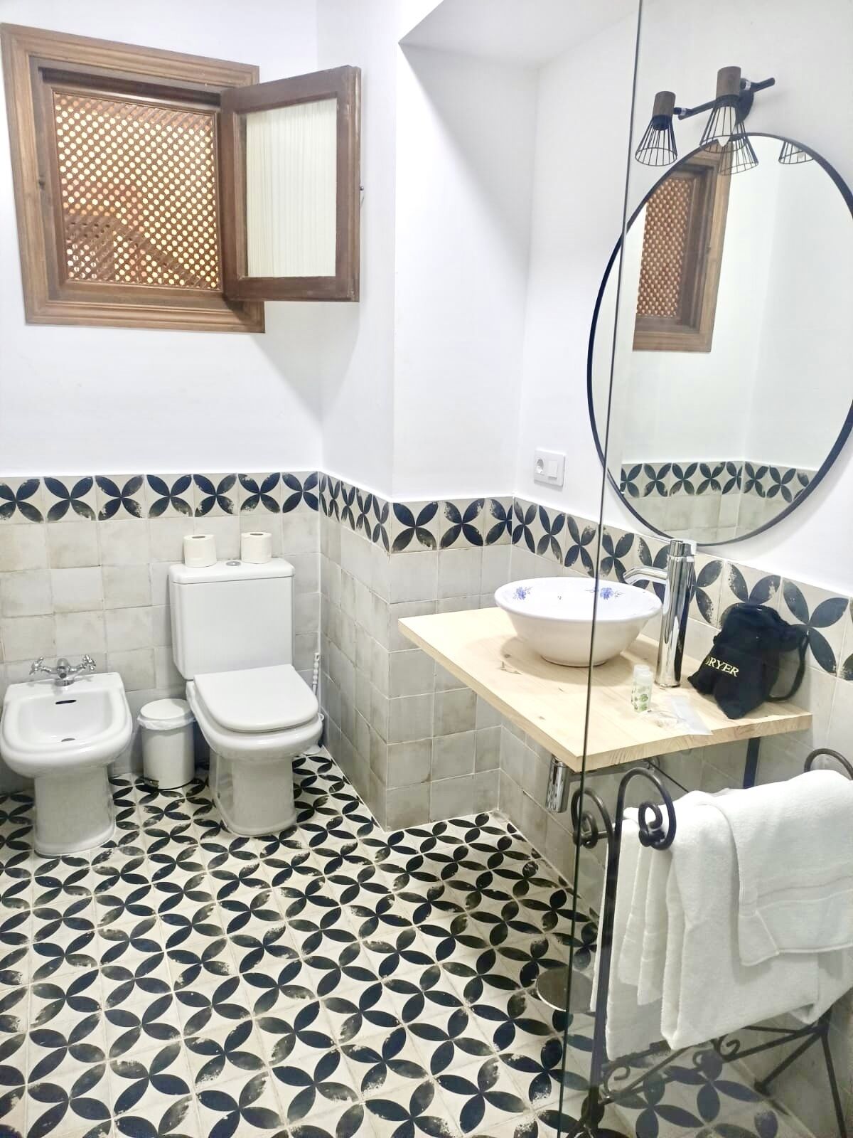 economy double room | bathroom | combined shower/bathtub, eco-friendly toiletries, hair dryer, bidet