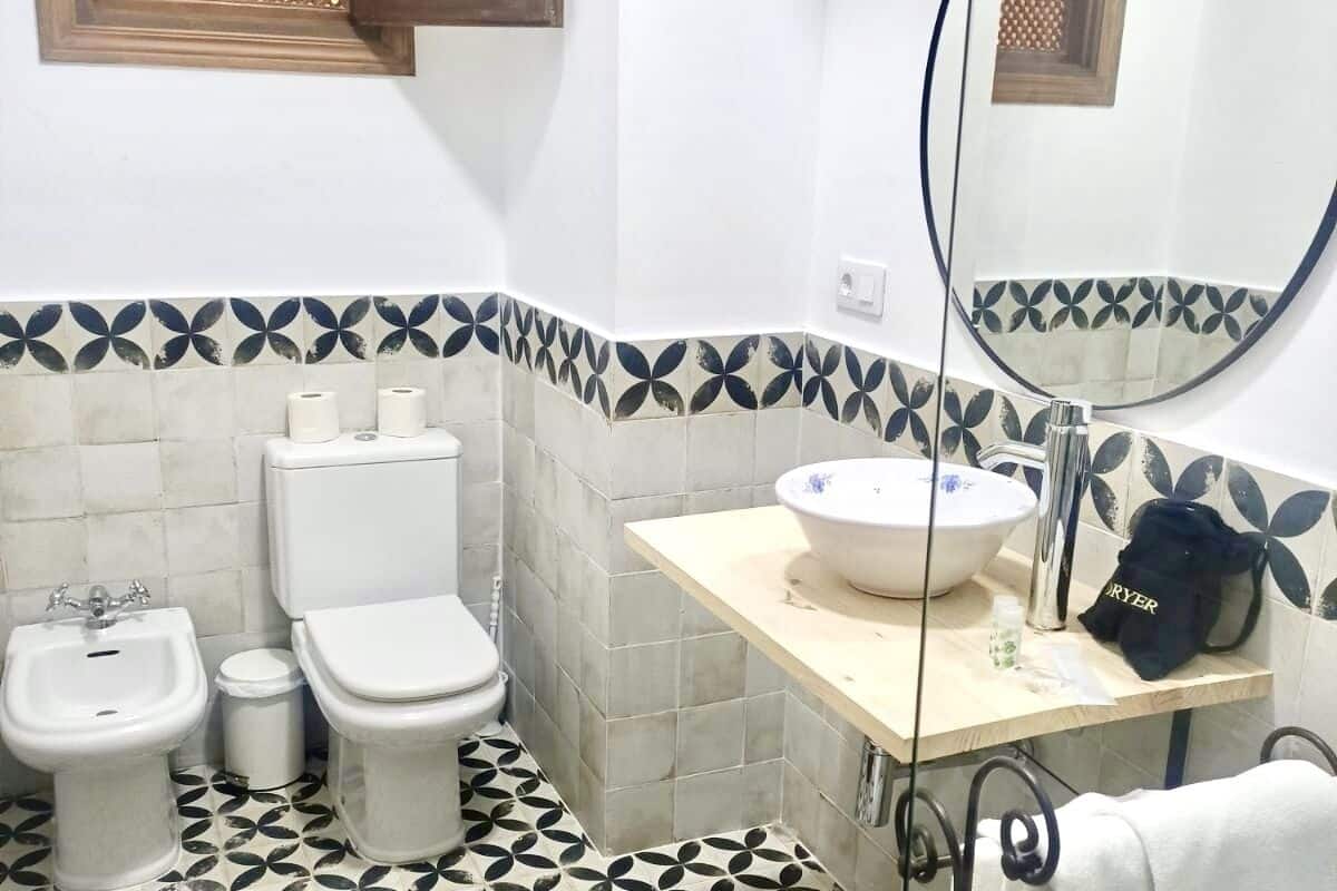 economy double room | bathroom | combined shower/bathtub, eco-friendly toiletries, hair dryer, bidet