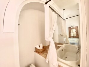 Habitación doble Deluxe | Baño | Tina con regadera, amenidades de baño ecológicas, secadora de cabello 