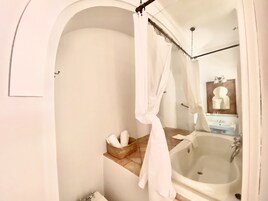 Deluxe Double Room | Bathroom | Combined shower/tub, eco-friendly toiletries, hair dryer, bidet