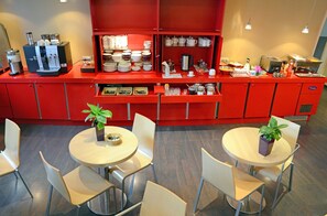 Se ofrece un desayuno bufé todos los días (por un coste adicional)