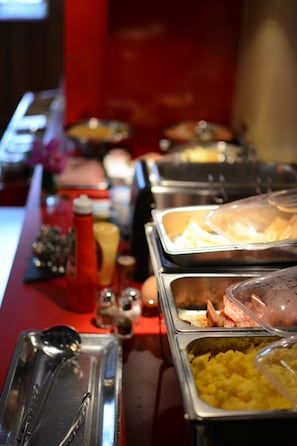 Un buffet proposant une variété de plats et d’accompagnements.