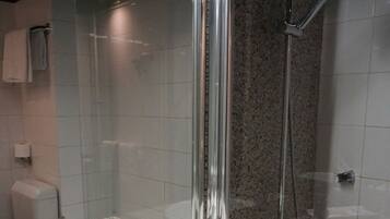 Amenidades de baño gratuitas, secadora de cabello, toallas