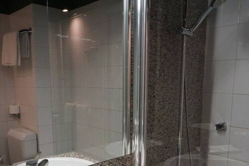Articles de toilette gratuits, sèche-cheveux, serviettes fournies
