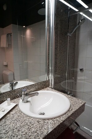 Free toiletries, hair dryer, towels - Hôtel Gratte-Ciel Ariana (Villeurbanne)