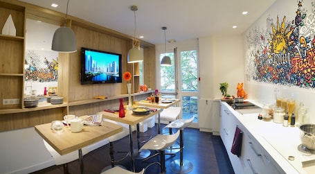 Geladeira, micro-ondas, fogão, cooktop. Hôtel Gratte-Ciel Ariana