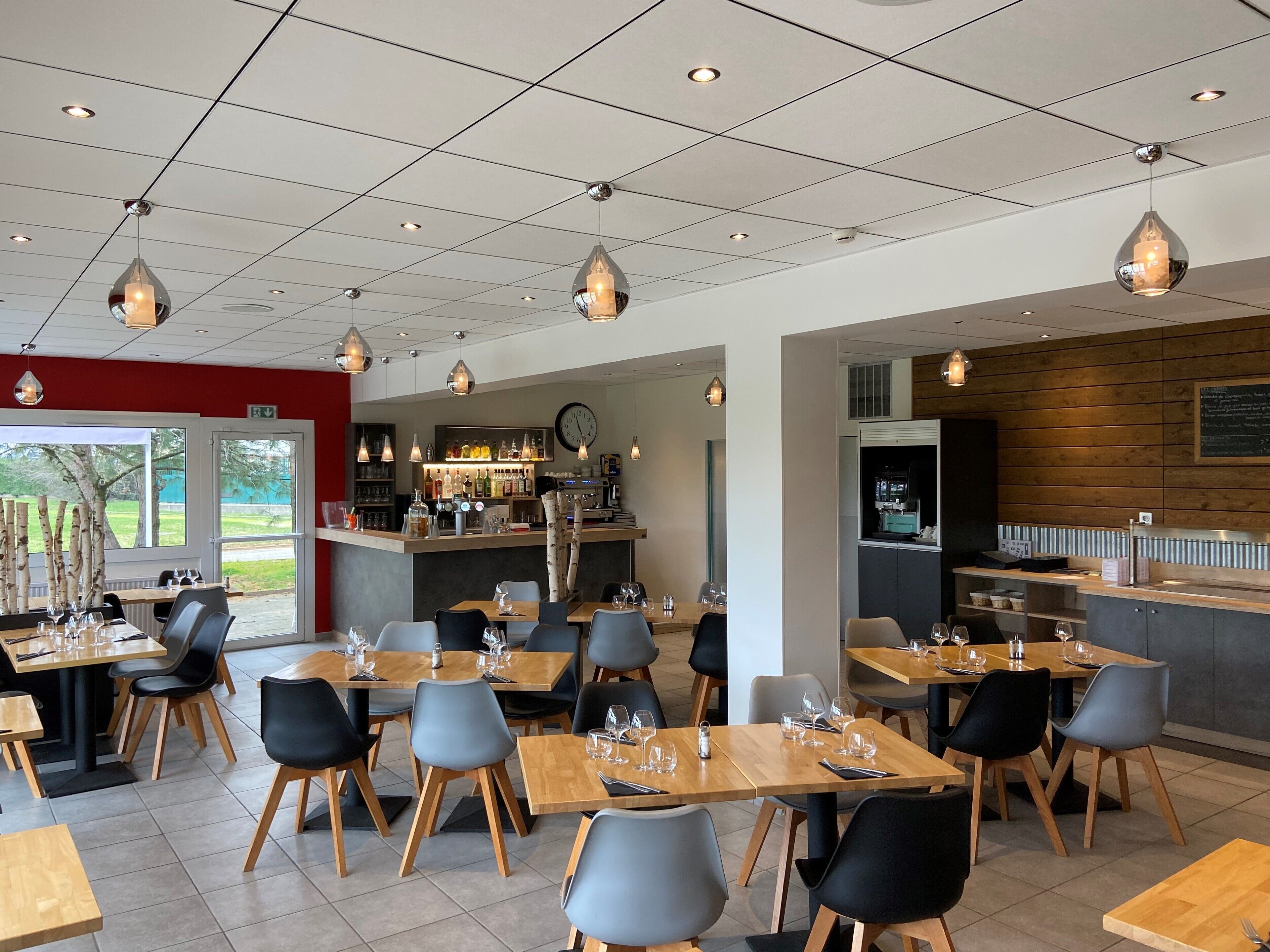 Breakfast, lunch, dinner served; French cuisine 