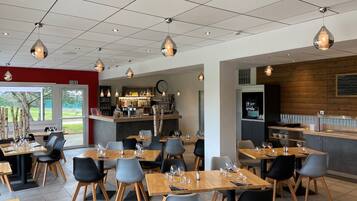 Se sirven desayunos, comidas, cenas y cocina francesa