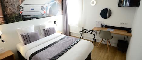 Quarto casal clássico | Roupas de cama premium, escrivaninha, cortinas blackout