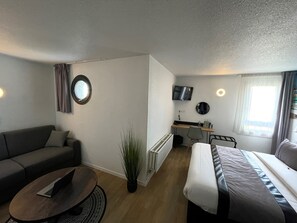 Habitación doble superior | Ropa de cama de alta calidad, escritorio y cortinas blackout 