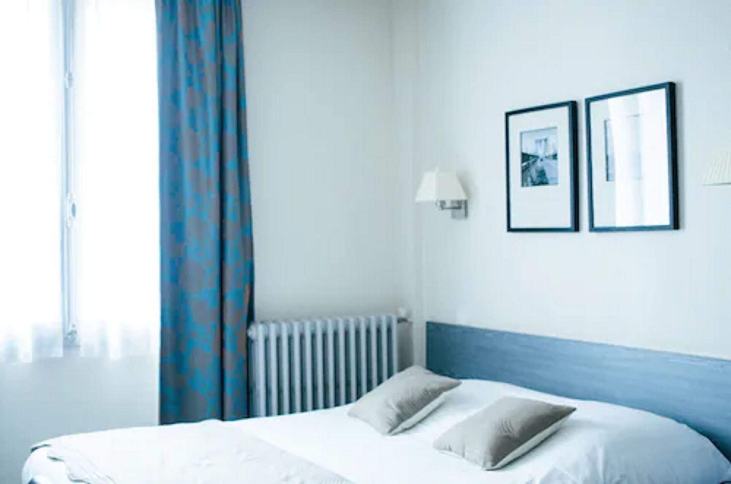 standard double room | pillow-top beds, in-room safe, desk, blackout curtains