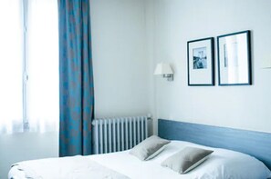 スタンダード ダブルルーム | ピロートップベッド、セーフティボックス (室内)、デスク、遮光カーテン