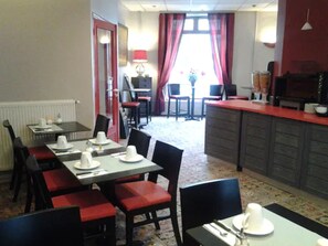 朝食 (ビュッフェ)、毎日提供 (1 名様 12.5 EUR)