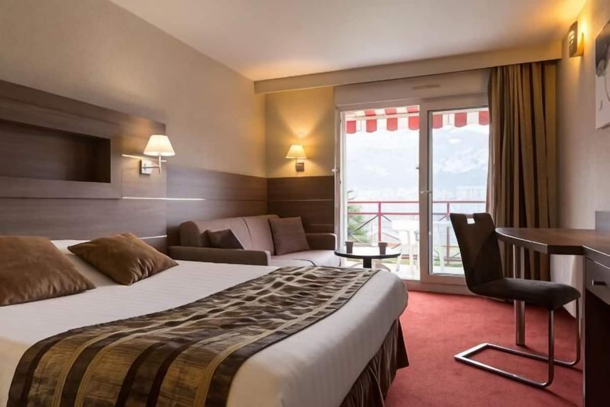 Premium bedding, pillowtop beds, blackout drapes, soundproofing