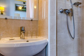 Douche, séchoir à cheveux, serviettes fournies