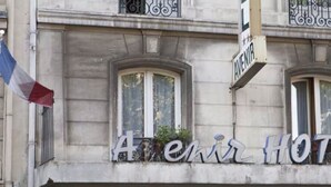 Un edificio con el letrero 'Avenir Hotel' y el número '39' en la fachada.
