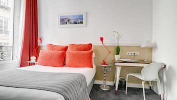 ميني بار وخزنة داخل الغرفة ومكتب وستائر تعتيم