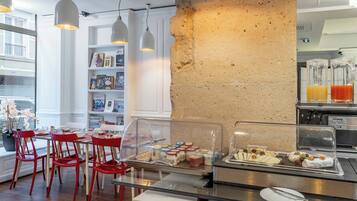 بوفيه فطور يوميًا بتكلفة قدرها (14 EUR للشخص)