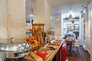 Petit déjeuner buffet servi tous les jours en supplément