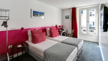 Standard Twin Room | Bar mini, peti besi dalam bilik, meja, langsir/tirai gelap terus