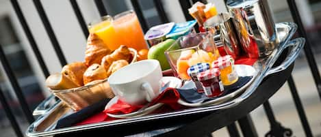 Colazione a buffet, servita tutte le mattine (14 EUR a persona) 