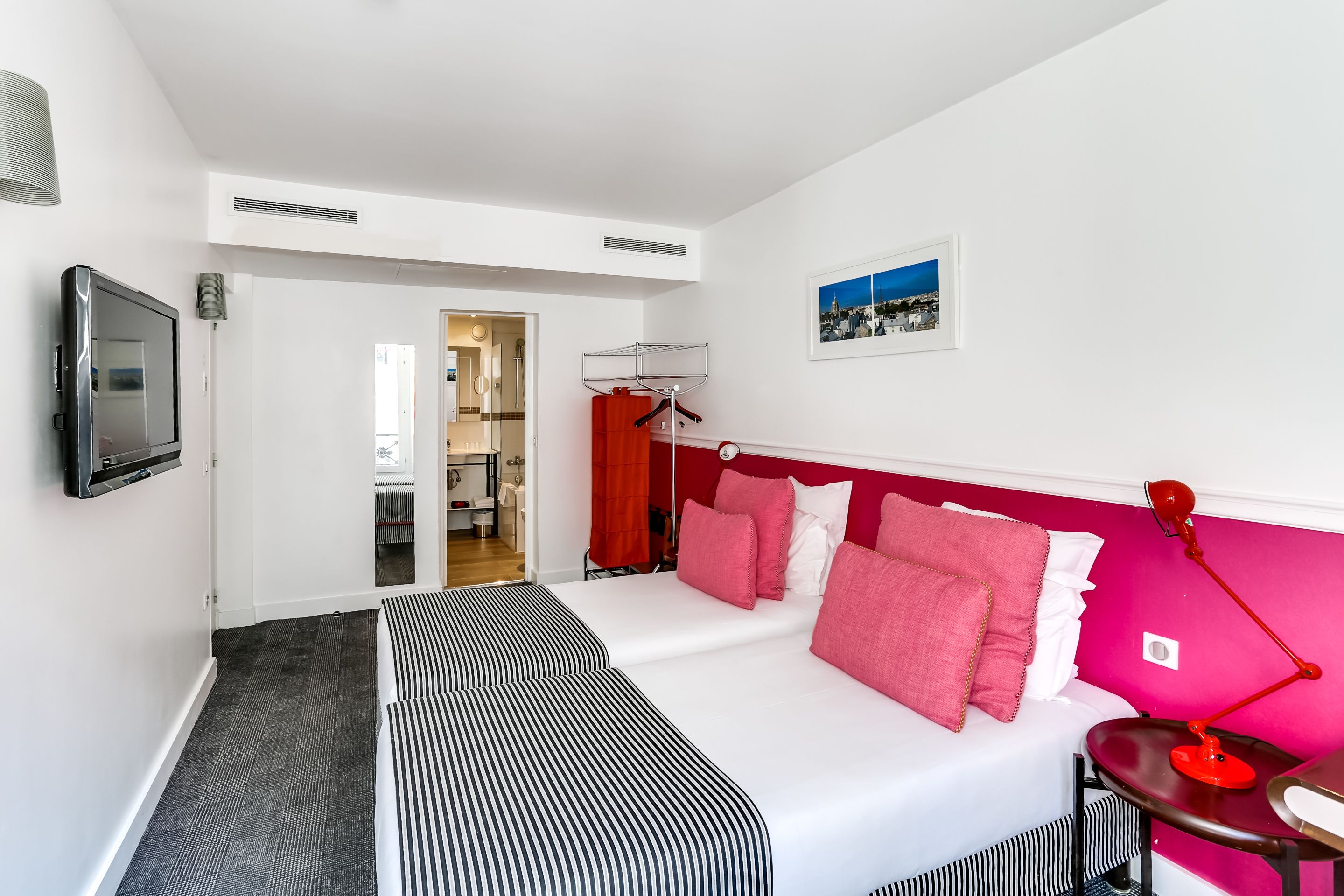 standard room with twin beds - free soft minibar, courtesy tray - digital press | minibar, in-room safe, desk, blackout curtains