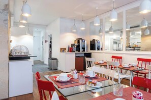 Daily buffet breakfast (EUR 14 per person) - Hôtel Monterosa - Astotel (Paris)
