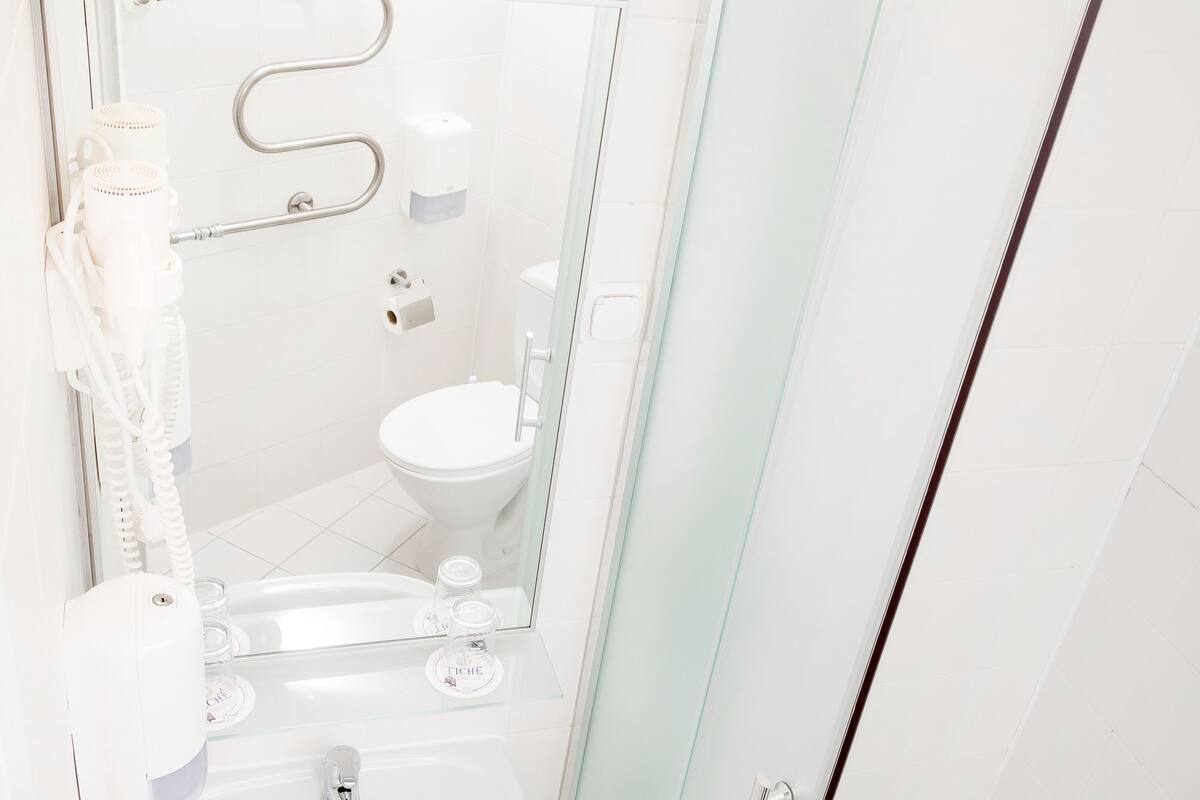 standard single room, 1 single bed | bathroom | hair dryer, slippers, towels