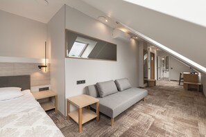 Renovated DBL or Twin rooms | Escritorio, insonorización, wifi gratis y ropa de cama 