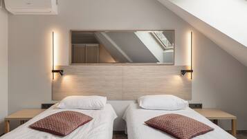 Renovated DBL or Twin rooms | Una scrivania, insonorizzazione, Wi-Fi gratuito, lenzuola