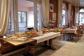 Daily buffet breakfast (EUR 9 per person) - Logis Hotel Sully (Nogent-le-Rotrou)
