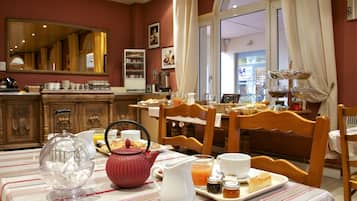 Petit déjeuner buffet (9 EUR par personne)