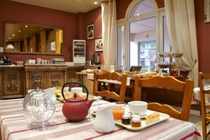 Daily buffet breakfast (EUR 9 per person)