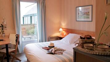 Een kluis op de kamer, een bureau, geluiddichte muren, gratis wifi