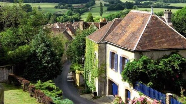 A rural village with traditional stone houses, a narrow road, and lush greenery. - Logis Hotel Sully (Nogent-le-Rotrou)