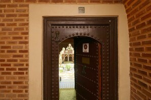 المنشأة من الخارج
