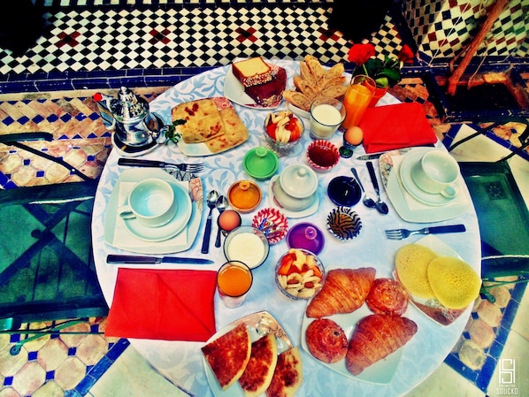Daily full breakfast (EUR 5 per person)