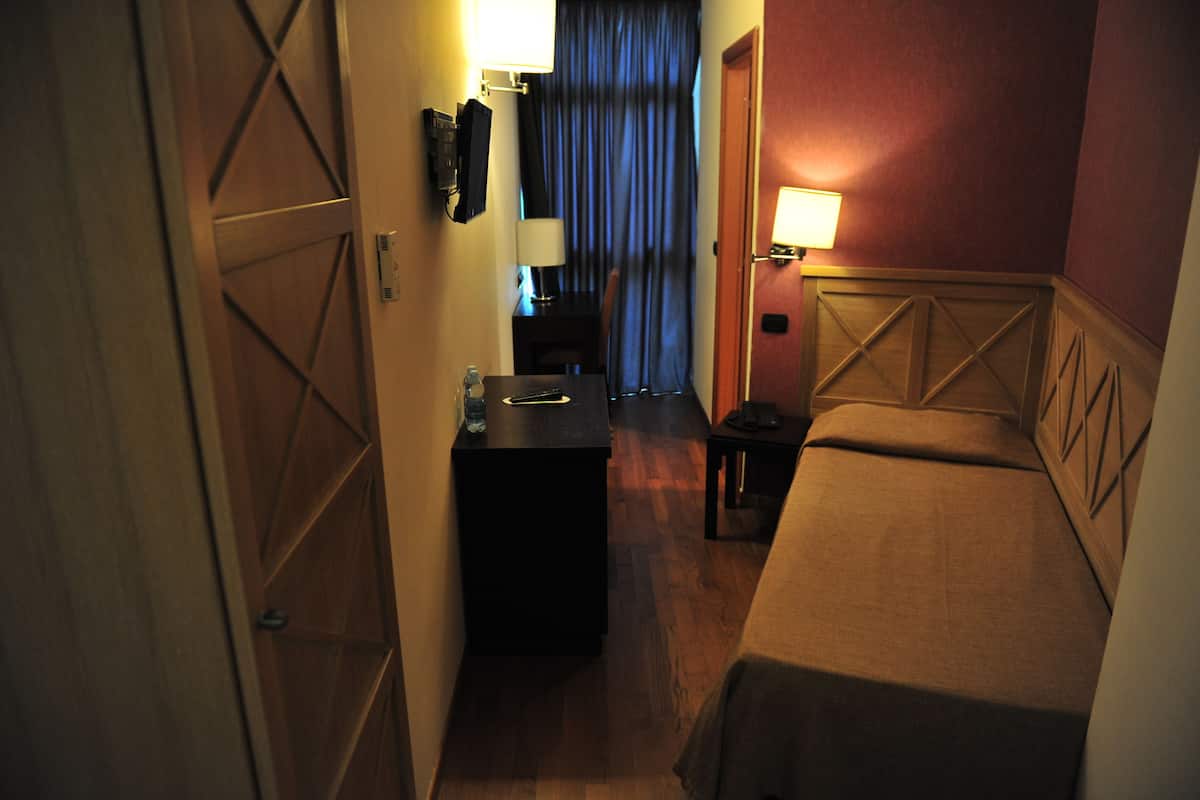 Standard Single Room | Minibar, in-room safe, desk, soundproofing